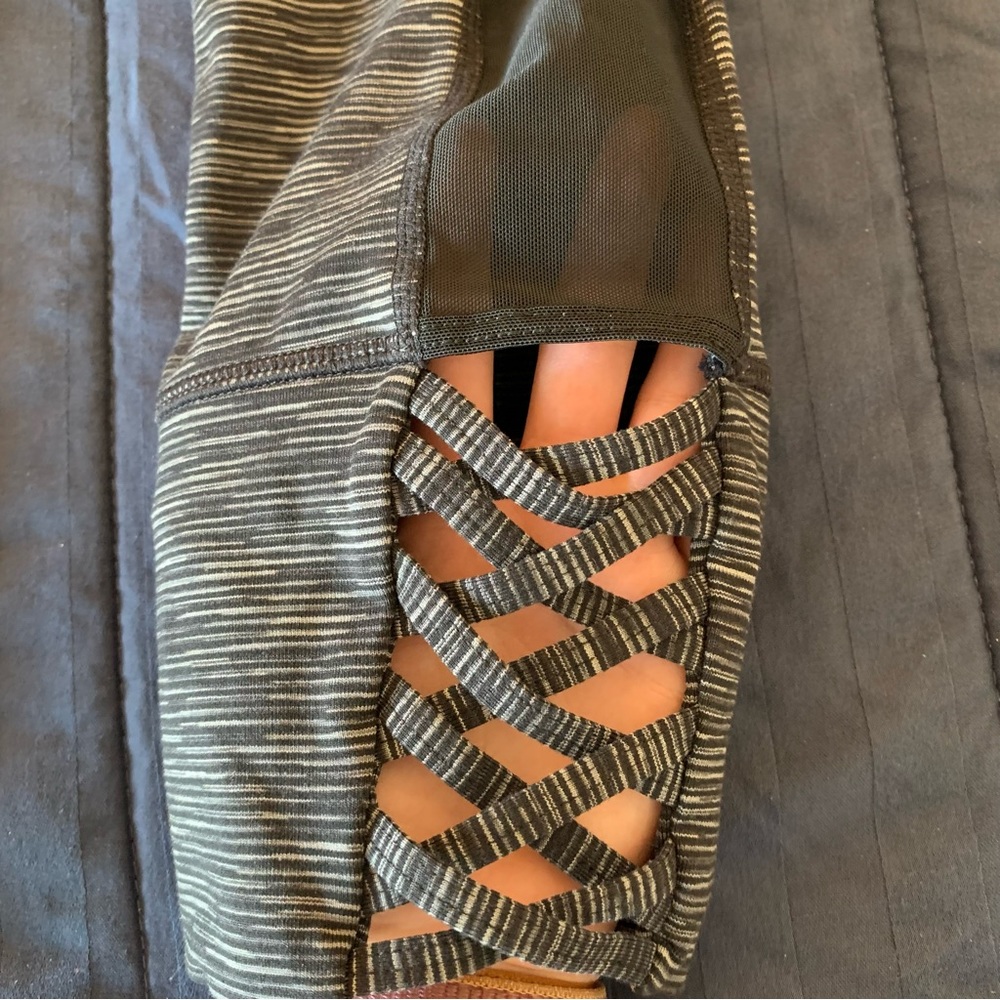 Athleta Mesh Panel Capri Leggings Size XS - Picture 6 of 8